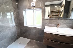 shower room- click for photo gallery